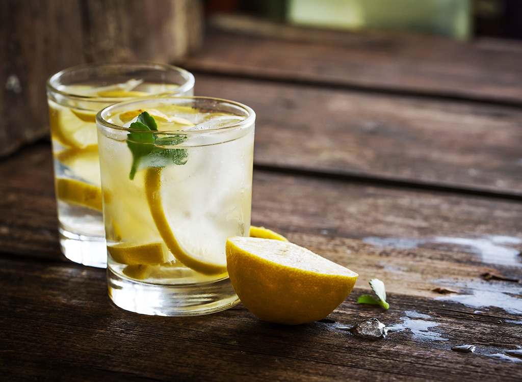 beber agua con limón